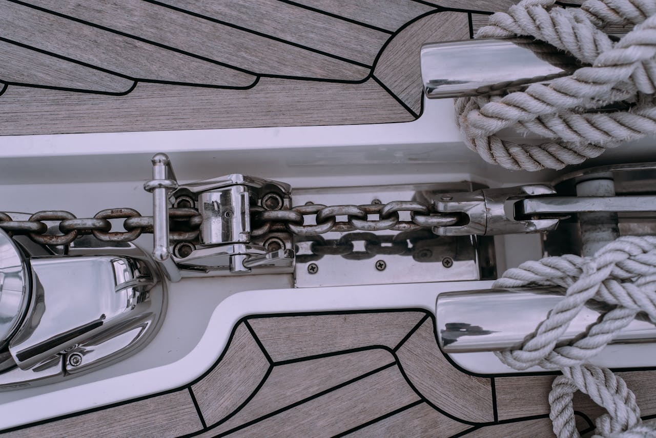 L’Expertise Hydraulique Qui Redonne Vie à Vos Machines Detailed shot of sailboat deck featuring a chain and rope setup, ideal for marine themes.
